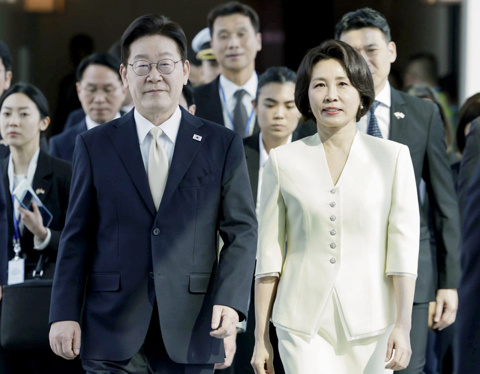 싱가포르를 국빈방문한 이재명 대통령과 김혜경 여사가 1일 창이 국제공항에 도착한 공군1호기에서 내려 이동하고 있다. 연합뉴스