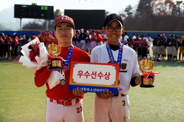 우수선수상을 수상한 조희준(왼쪽)과 김가람. /대한유소년야구연맹 제공