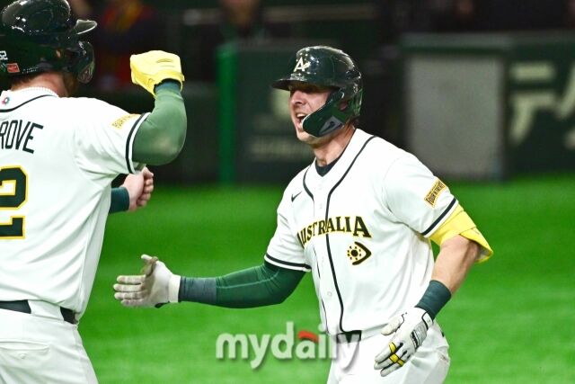 5일 일본 도쿄돔에서 열린 2026 월드 베이스볼 클래식(WBC) 조별리그 대만-호주 경기. 호주 로비 퍼킨스가 5회말 무사 1루에 투런포를 친 후 기뻐하고 있다./마이데일리