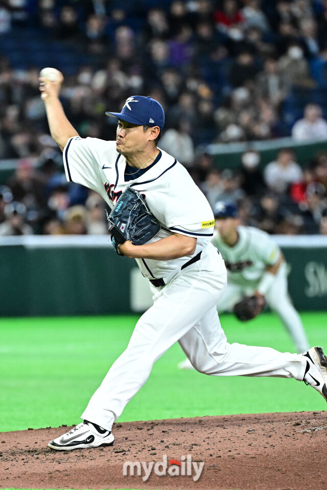 5일 일본 도쿄돔에서 열린 2026 월드 베이스볼 클래식(WBC) 조별리그 한국-체코 경기. 노경은이 4회초 마운드에 올라 힘차게 투구하고 있다./마이데일리