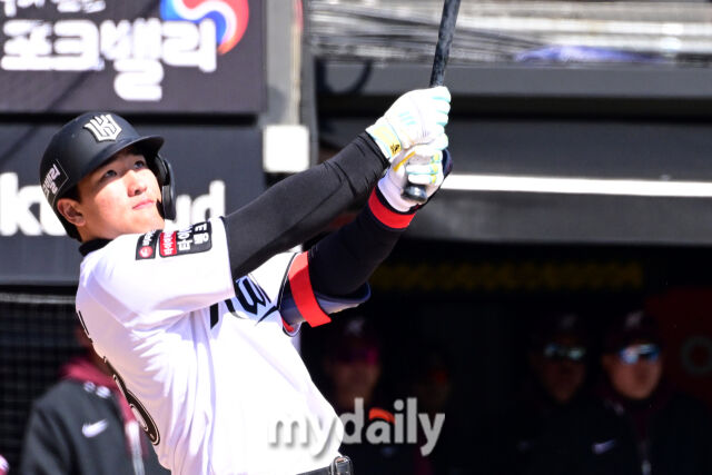 KT 안현민이 19일 오후 경기도 수원KT위즈파크에서 진행된 ‘2026 신한 SOL KBO리그’ 키움-KT의 시범경기에서 큼직한 타구를 때리고 있다. 안현민은 1회말 선제 솔로 홈런을 때렸다./수원=곽경훈 기자