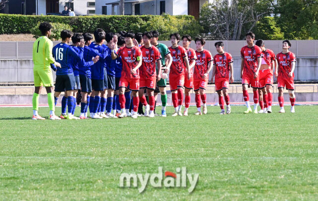 한국 대학축구 대표팀(빨간색 유니폼) 선수들이 15일 덴소컵 경기를 마치고 일본 선수들과 인사를 나누고 있다. /웨이브 스타디움 가리야(일본 나고야)=유진형 기자