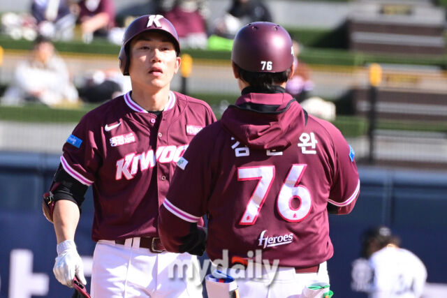 키움 서건창이 19일 오후 경기도 수원KT위즈파크에서 진행된 ‘2026 신한 SOL KBO리그’ 키움-KT의 시범경기 8회초 무사 1,3루에서 역전타를 때린 뒤 기뻐하고 있다.