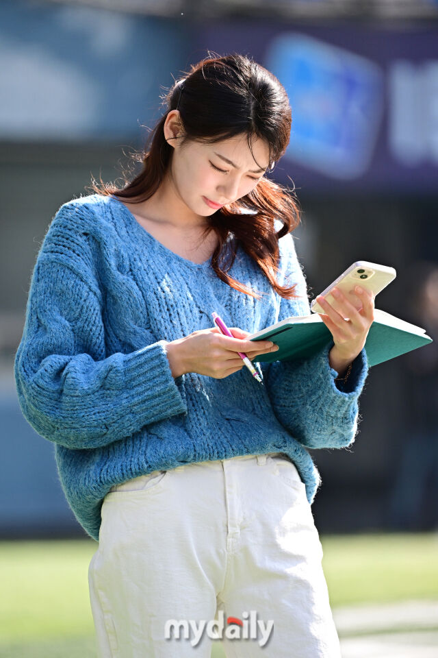 ▲ 사진 촬영 반사판 처럼 얼굴을 화사하게 비추는 수첩.