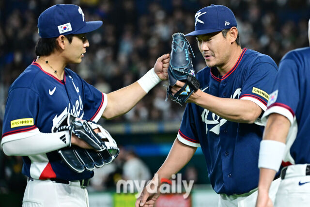 9일 일본 도쿄돔에서 열린 2026 월드 베이스볼 클래식(WBC) 조별리그 한국-호주 경기. 노경은이 2회말 2사 호주 퍼킨스의 타구를 직접 잡아 이닝을 마쳤다. 이정후(왼쪽) 기뻐하는 노경은./마이데일리