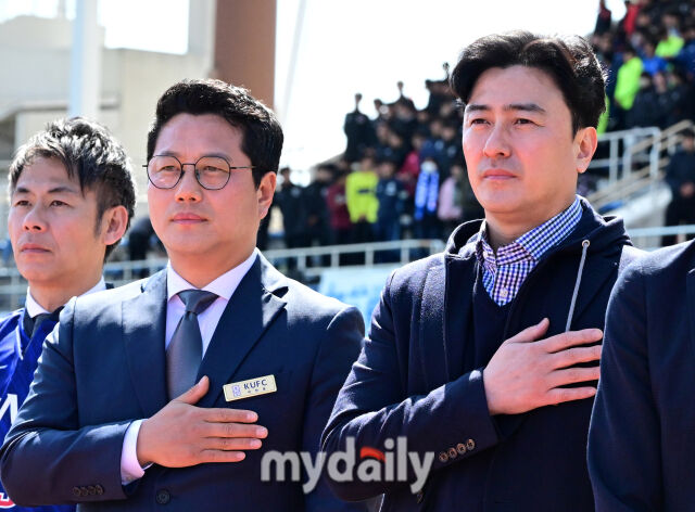 한국대학축구연맹 박한동 회장(왼쪽)과 안정환 총괄 디렉터가 국민의례를 하고 있다 / 나고야(일본) = 유진형 기자 zolong@mydaily.co.kr