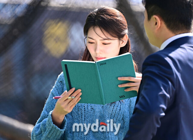 ▲ 선배의 조언도 놓치지 않아요.