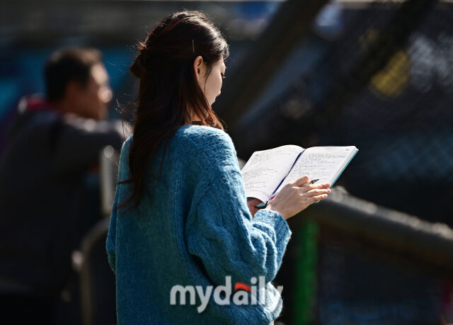 ▲ 신입의 패기로 노력하는 예비 '야구장 여신'. 이번 시즌 야구장의 열기를 고스란히 전해드릴게요.