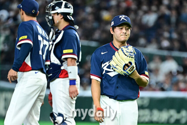 9일 일본 도쿄돔에서 열린 2026 월드 베이스볼 클래식(WBC) 조별리그 한국-호주 경기. 김택연이 8회말 1사 1루에 교체되고 있다. /도쿄(일본)=한혁승 기자