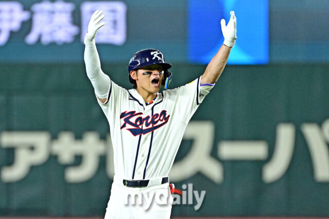 8일 일본 도쿄돔에서 열린 2026 월드 베이스볼 클래식(WBC) 조별리그 한국-대만 경기. 김도영이 8회말 2사 1루에 동점 1타점 2루 적시타를 친 후 기뻐하고 있다./마이데일리