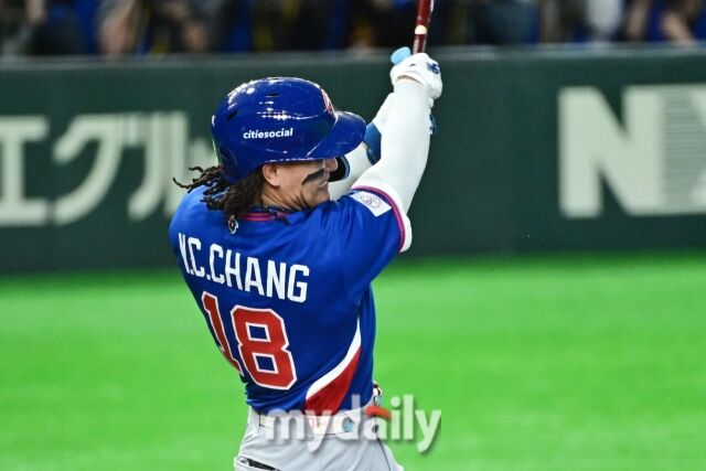 5일 일본 도쿄돔에서 열린 2026 월드 베이스볼 클래식(WBC) 조별리그 대만-호주 경기. 대만 장위가 3회말 2사에 안타를 치고 있다./도쿄(일본)=한혁승 기자