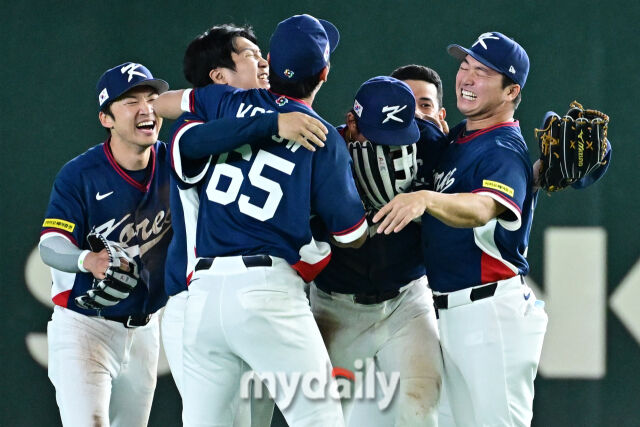 9일 일본 도쿄돔에서 열린 2026 월드 베이스볼 클래식(WBC) 조별리그 한국-호주 경기. 한국이 7-2로 호주에 승리해 8강 진출에 성공했다. 글러브로 얼굴을 가리고 울고 있는 이정후와기뻐하는 선수들./도쿄(일본) = 한혁승 기자