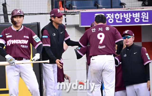 2026년 3월 28일 오후 대전 한화생명볼파크에서 열린 ‘2026 신한 SOL KBO리그' 개막전 키움 히어로즈와 한화 이글스의 경기. 키움 박찬혁의 연장 11회초 2사 만루서 2타점 적시타 때 홈을 밟은 안치홍이 키움 설종진 감독의 축하를 받고 있다./대전 = 유진형 기자