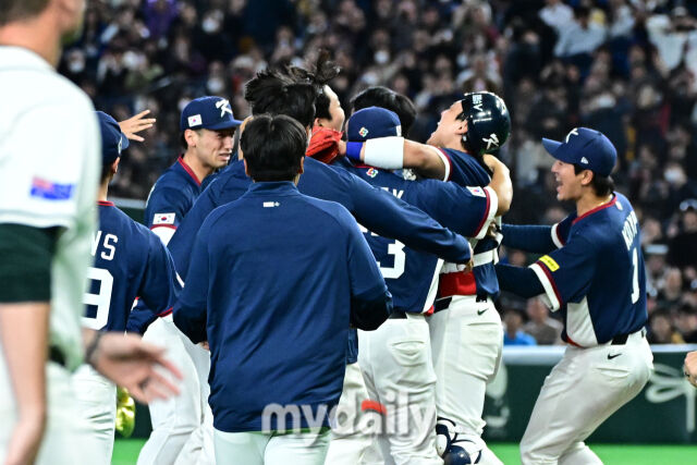 9일 일본 도쿄돔에서 열린 2026 월드 베이스볼 클래식(WBC) 조별리그 한국-호주 경기. 한국이 7-2로 호주에 승리해 8강 진출에 성공했다. 기뻐하는 선수들./도쿄(일본) = 한혁승 기자