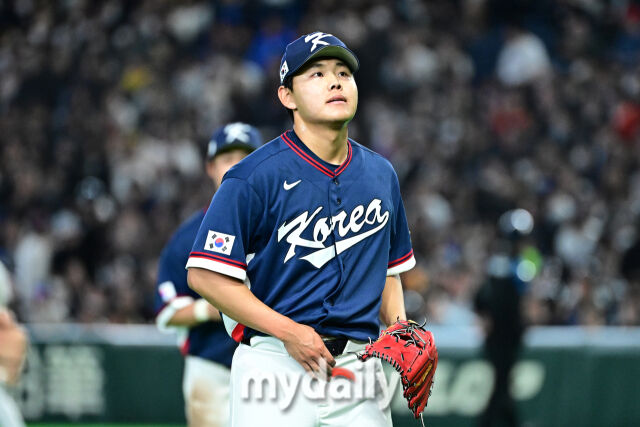 9일 일본 도쿄돔에서 열린 2026 월드 베이스볼 클래식(WBC) 조별리그 한국-호주 경기. 소형준이 5회말 호주 첫 타자 그렌디닝에게 솔로포를 내줬다. 이닝을 마치고 더그어웃으로 들어오는 소형준./도쿄(일본) = 한혁승 기자