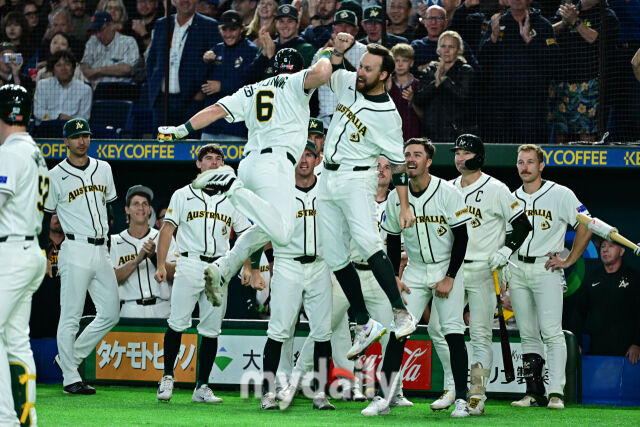 9일 일본 도쿄돔에서 열린 2026 월드 베이스볼 클래식(WBC) 조별리그 한국-호주 경기. 호주 그렌디닝(왼쪽)이 5회말 첫 타자로 나와 솔로포를 친 후 기뻐하고 있다./도쿄(일본) = 한혁승 기자