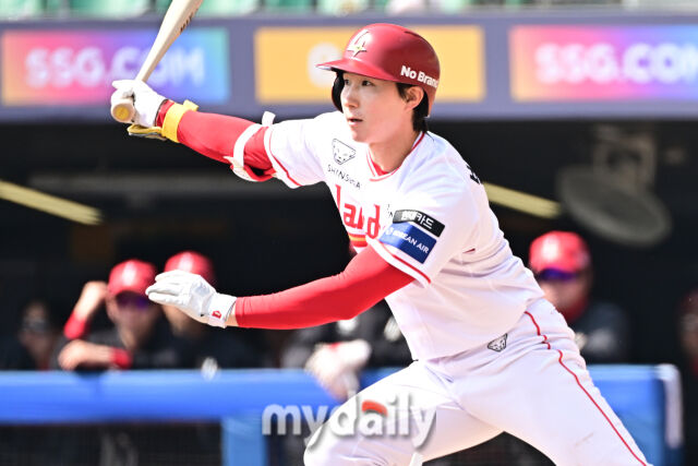 17일 인천 SSG랜더스필드에서 열린 '2026 신한 SOL BANK KBO리그' SSG 랜더스와 삼성 라이온즈 시범경기.SSG 박성한이 1회말 첫 타자로 나와 타격하고 있다./마이데일리