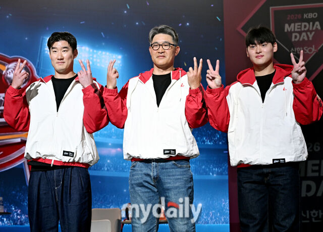 SSG 랜더스 오태곤, 이숭용 감독, 조병현(왼쪽부터)이 26일 오후 서울 잠실 롯데호텔에서 진행된 '2026 신한SOL KBO 미디어데이'에서 포즈를 취하고 있다. '2026 신한SOL KBO리그' 미디어데이는 10개구단 감독 및 주장과 대표선수들이 참석해 2026 시즌에 대한 포부를 밝힌다. 이번 시즌에는 아시아쿼터 도입, 피치클락 단축, 비디오판독 범위 확대 등 다양한 변화가 시도된다. '2026 KBO리그'는 오는 28일 개막한다./잠실 = 송일섭 기자