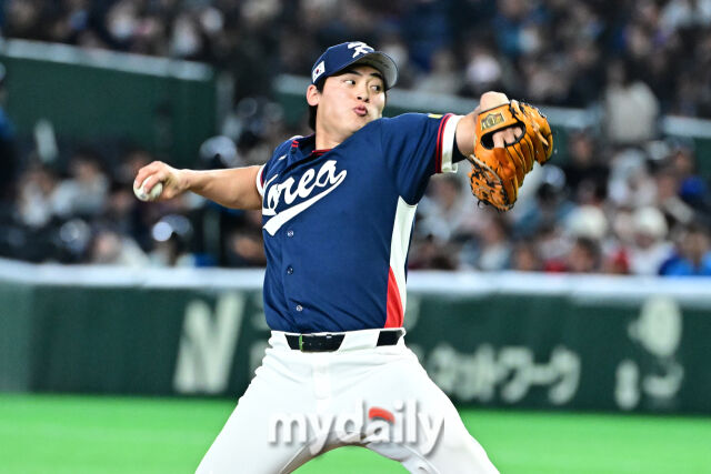 9일 일본 도쿄돔에서 열린 2026 월드 베이스볼 클래식(WBC) 조별리그 한국-호주 경기. 조병현이 8회말 1사 1루 마운드에 올라 힘차게 투구하고 있다./도쿄(일본)=한혁승 기자 hanfoto@mydaily.co.kr
