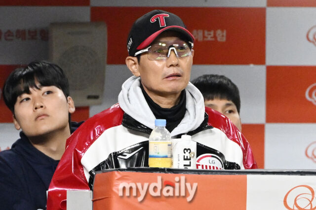 29일 대전 한화생명 볼파크 야구장에서 열린 '2025 신한 SOL 뱅크 KBO 한국시리즈 3차전' LG 트윈스와 한화 이글스 경기.

LG 염경엽 감독이 경기를 지켜보고 있다./마이데일리”></p>
			</div>
			<div id=