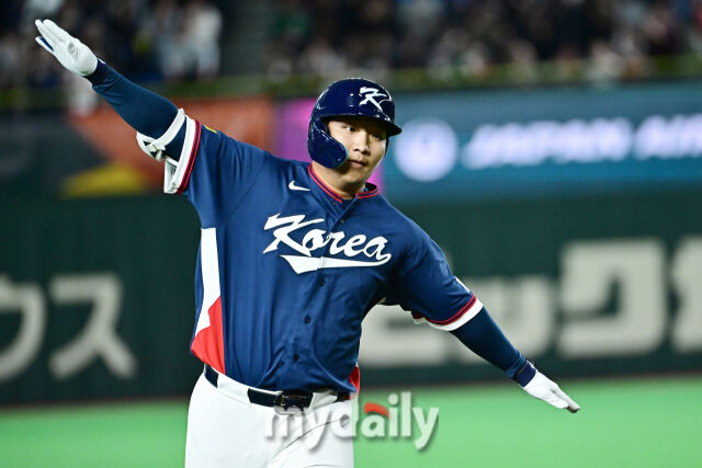 9일 일본 도쿄돔에서 열린 2026 월드 베이스볼 클래식(WBC) 조별리그 한국-호주 경기. 문보경이 2회초 무사 1루에 선제 투런포를 친 후 그라운드를 뛰고 있다./도쿄(일본) = 한혁승 기자