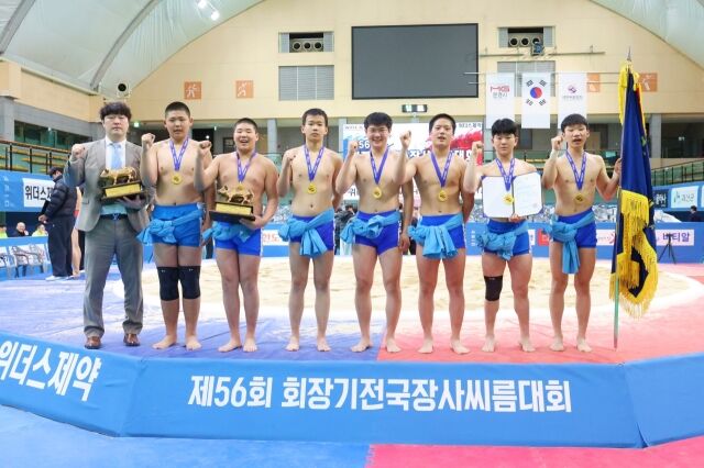 12일 경상북도 문경시 문경실내체육관에서 열린 ‘제56회 회장기전국장사씨름대회' 중학부 단체전 우승을 차지한 태안중학교(충청남도)가 김지한 감독(오른쪽 첫번째)과 함께 기념사진을 찍고 있다./대한씨름협회