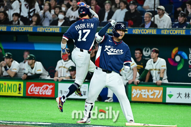 9일 일본 도쿄돔에서 열린 2026 월드 베이스볼 클래식(WBC) 조별리그 한국-호주 경기. 박혜민이 9회초 1사 1-3루에 안현민 희생플라이에 득점을 올리고 문보경과 기뻐하고 있다./도쿄(일본) = 한혁승 기자