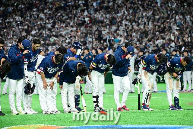 7일 일본 도쿄돔에서 열린 2026 월드 베이스볼 클래식(WBC) 조별리그 한국-일본 경기. 한국이 8-6으로 일본에 패배한 후 인사를 하고 있다./도쿄(일본) = 한혁승 기자