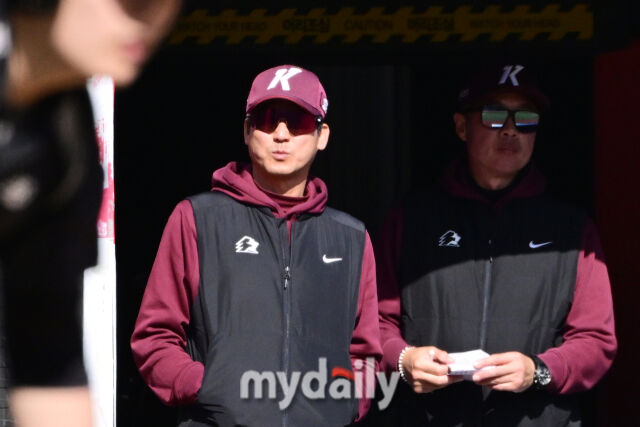 키움 설종진 감독이 19일 오후 경기도 수원KT위즈파크에서 진행된 ‘2026 신한 SOL KBO리그’ 키움-KT의 시범경기를 지켜보고 있다./수원=곽경훈 기자