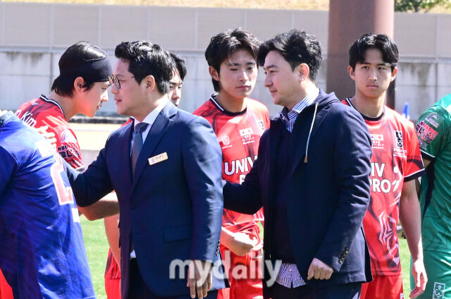 박한동 회장(왼쪽에서 두 번째)과 안정환 디렉터(오른쪽에서 두 번째)가 경기 전 한국 선수들과 악수하고 있다. /웨이브 스타디움 가리야(일본 나고야)=유진형 기자