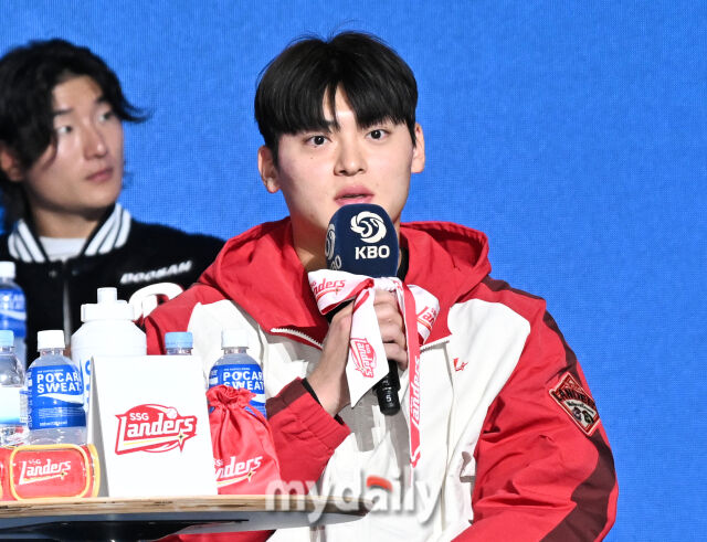 SSG 조병현이 26일 오후 서울 잠실 롯데호텔에서 진행된 '2026 신한SOL KBO리그 미디어데이'에서 이야기를 하고 있다. '2026 신한SOL KBO리그 미디어데이'는 10개구단 감독 및 주장과 대표선수들이 참석해 2026 시즌에 대한 포부를 밝힌다. 이번 시즌에는 아시아쿼터 도입, 피치클락 단축, 비디오판독 범위 확대 등 다양한 변화가 시도된다. '2026 KBO리그'는 오는 28일 개막한다./잠실 = 송일섭 기자