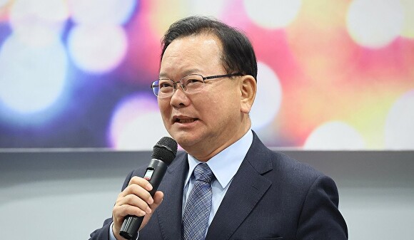 

<figure>” /><figcaption>
<figure></figcaption></figure>
<p>今回の出馬は単なる地方選への挑戦を超え、長年固定化してきた大邱の政治構造に亀裂を入れようとする政治的勝負手と読める。</p>
<p>キム前総理は「民主党候補」ではなく「大邱市民が作る市長」を前面に打ち出し、従来の党派構図を越える戦略を取った。大邱・達西区（달서구）のドゥリュネゴリに設けられた選挙事務所の1階は市民開放型の空間として整えられ、民意との接点を最大化する狙いだ。</p>
<p>今回の出馬決断には中央党の全面支援が決定的に作用した。チョン・チョンレ代表は「大邱に必要なことは何でも支援する」と表明し、事実上「大邱総力支援」を宣言した。党内外では今回の選挙を「大邱経済を立て直す全面戦」と位置づける空気が広がっている。</p>
<p>何より注目されるのはタイミングだ。国民の力が公認をめぐる混乱で内紛に陥った隙を正確に突いたという評価がある。</p>
<p>最近では、チュ・ホヨン議員とイ・ジンスク前放送通信委員長のカットオフを巡る対立が法的紛争にまで発展し、党内分裂が極端に進行している。</p>
<p>保守側内部でも「民心が離れた」という危機感が公然と表明される中、キム前総理の登場は単なる変数を超え、「盤面そのものを揺るがす一手」と見なされている。</p>
<p>地域政治では今回の選挙がもはや一方的な構図ではなく「正面衝突」の様相に変わったとの分析が出ている。特に大邱の一部地域からも変化を求める声が噴出する中、キム前総理の出馬は保守の独占構造への直接的な挑戦と解釈されつつある。</p>
<p>キム前総理は過去に寿城区甲（수성구갑）で当選した経験を基盤に、大邱で通用する野党候補という象徴性を備えている。ここに中央党の支援、地域基盤、政治的な象徴性が結びつき、選挙情勢を揺るがすコアとして浮上した。</p>
<figure><img decoding=