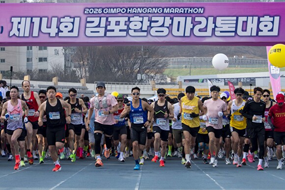 

<figure>” /><figcaption>
<figure></figcaption></figure>
<p>【아이뉴스24 이상완 記者】 漢江沿いの鉄条網沿いの道を走る김포한강マラソンが、今年初めて大韓陸上연맹の公式認証大会となり、量的にも質的にも目覚ましい成長を遂げて注目を集めている。昨年フルコースを初導入した김포한강マラソンは公式認証大会に昇格し、約7400人が参加して成功裏に終わり、首都圏を代表する大会へと成長している。</p>
<p>29日、김포종합운動장一帯で開かれた第14回김포한강マラソンには、早朝から全国各地から集まったマラソン愛好者や家族、ボランティアら約8500人が詰めかけた。</p>
<p>今年の김포한강マラソンに適用された大韓陸上연맹の正規コース公式認証は、首都圏西部の基礎自治体の中で김포市が初めて取得したもので、韓国内226の基礎自治体のうち12例目に当たる。</p>
<p>김포한강マラソンの記録は、国内外のマラソン参加資格やエリート・マスターズの等級算定に用いられる公式証明資料となり、参加選手は国家代表選考やオリンピック、アジア大会、世界陸上選手権など主要国際大会の出場基準記録として提出できる。</p>
<p>大会コースは김포종합運動場を出発し、サウサ交差点、北辺IC、하성을経て高村（고촌）まで続く漢江沿いの鉄条網ルートを中心に組まれ、10kmと5km種目を含む計3種目が実施された。漢江沿いと鉄条網区間に沿った김포ならではの特色あるコースが高く評価された。</p>
<p>参加者以外の観覧客の反応も大きかった。今年は황영조選手のファンサイン会に加え、トロットやポップスの公演、テコンドーのデモンストレーションなど副催事が充実し、祭りのようなマラソンの魅力を際立たせた。</p>
<figure><img decoding=