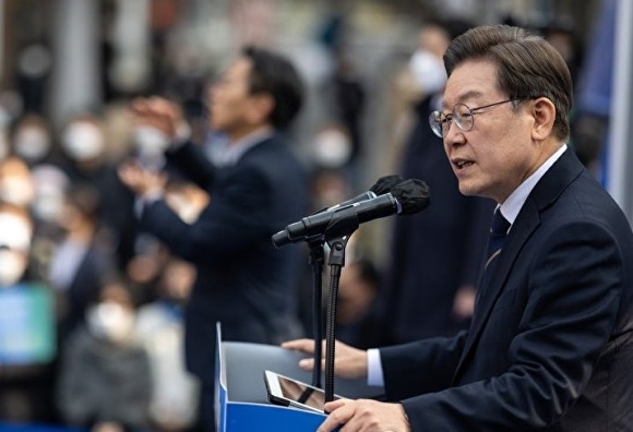 

<figure>” /><figcaption>
<figure></figcaption></figure>
<p>イ・ジェミョン大統領は29日、済州4・3平和公園を参拝した後、4・3の遺族らと会い、「大韓民国で国家暴力が行われた場合、ナチ戦犯を処罰するのと同様に永久に責任を問う」と述べた。</p>
<p>大統領は、国家暴力犯罪に対する刑事上の公訴時効と民事上の消滅時効を完全に廃止するとし、「生きている限り最後まで刑事責任を負い、相続財産がある限り子孫にもその範囲内で責任を問う」と強調した。</p>
<p>また、第9次犠牲者・遺族申告に関する施行令の改正、アーカイブ記録館の建設推進、4・3事件鎮圧の功績に対する叙勲取り消しの根拠整備も推進すると表明した。</p>
<p>済州道は30日午前、道庁タムラホールでオ・ヨンフン知事主宰の4月の月例政策共有会議を開き、道政の現状に関する課題全般を点検した。</p>
<p>オ・ヨンフン知事は、第78回4・3犠牲者追悼式を4日後に控え、準備に総力を挙げるよう指示した。</p>
<p>今年の追悼式では前日となる4月2日に初めて「4・3平和大行進」を開催する予定で、これまでに2000人以上が申し込み、参加者は済州文芸会館まで行進した後、屋外広場で「4・3前夜祭」が行われる。</p>
<p>オ知事は、追悼式の前後に4・3を歪曲したり貶めたりする極端な主張が繰り返されているとして、国民全員が記憶に留める追悼式にするため、積極的に対応するよう求めた。</p>
</div>
		</article>
		<!-- 기사뷰 뉴스 하단 AD -->
		<article class=