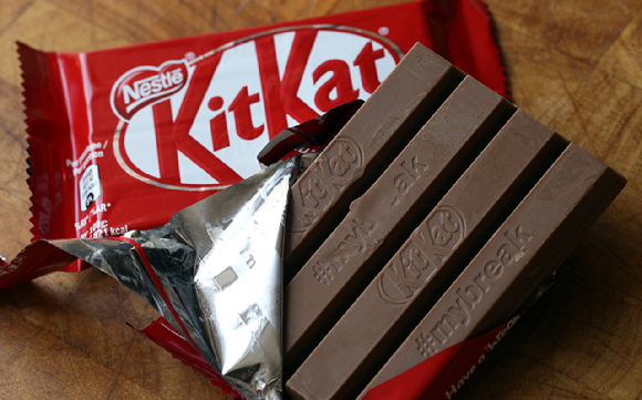 

<figure>” /><figcaption>
<figure></figcaption></figure>
<p>28日（現地時間）、AFP通信などの報道によれば、スイスの食品大手ネスレは同社の新製品であるキットカット41万3793個を積んだトラックが先週初めに奪われたと発表した。</p>
<p>失われたキットカットは重量で12トンを超える。盗まれたトラックはイタリア中部の生産工場からポーランドへ向かう途中で、経由地でチョコレートを配送する予定だった。</p>
<p>現時点で車両とチョコレートの所在は不明のままだ。</p>
<p>ネスレは顧客がイースターに向けて好むチョコを入手しにくくなる可能性があると指摘し、犯人たちの嗜好は認めつつも、貨物窃盗が企業にとって深刻化している現状は変わらないと述べた。</p>
<p>またネスレはバーコード下のバッチコードで盗難品かどうかを確認できるとして、闇市場を経由して流通しているキットカットを発見した場合は通報するよう呼びかけている。</p>
</div>
		</article>
		<!-- 기사뷰 뉴스 하단 AD -->
		<article class=
