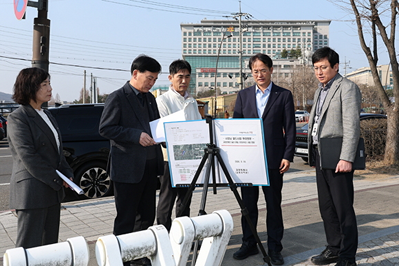 

<figure>” /><figcaption>
<figure></figcaption></figure>
<p>【アイニュース24 キム・ジェファン 記者】 京畿道高陽市は20日、鉄道網拡充の中核である「仁川2号線高陽延伸」と「高陽恩平線イルサン延伸」事業の進捗状況を点検したと21日に発表した。</p>
<p>イ・ドンファン高陽市長は、高陽恩平線イルサン延伸の主要拠点である東国大学イルサン病院前の交差点と、仁川2号線延伸の終点候補として検討されている中山体育公園を順に訪れた。</p>
<p>市民の悲願である広域鉄道網事業の課題を把握し、推進の原動力を確保するための視察である。</p>
<p>まず、『第5次大都市圏広域交通実施計画』に高陽恩平線のイルサン延伸事業を反映するよう要望するため、東国大学イルサン病院前の交差点を視察した。</p>
<p>シクサ洞・プンドン一帯は人口10万人に迫る生活圏で、大規模な都市開発が活発に進行している一方で、鉄道網などの基盤施設が不足している。</p>
<p>昨年12月に『第2次京畿道都市鉄道網構築計画』にデゴク―高陽市庁―シクサを結ぶ路線として盛り込まれたが、市はこれを広域鉄道である高陽恩平線と直接接続する路線として優先的に推進する方針だ。</p>
<p>地上トラム方式より地下鉄のほうが道路利用の効率性や輸送力の面で有利であり、ソウル中心部まで乗り換えなしで結ばれることで市民の移動利便が大幅に改善される。</p>
<figure><img decoding=