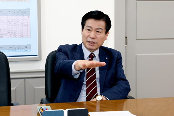 

<figure>” /><figcaption>
<figure></figcaption></figure>
<p>リュ氏は登録直後、「この8年は中区が再び飛躍する基盤を築いた期間だった」と述べ、「行政は気概だけで成り立つものではなく、都市の実情を理解する経験が必要だ。実績で中区の価値を改めて証明する」と語った。</p>
<p>リュ氏は民選8期の最大の成果として「27年ぶりに人口が10万人を回復したこと」を挙げた。減少が続いていた中区の人口が再び10万人を超えたことを、都市競争力回復の象徴的な指標と位置づけた。</p>
<p>また、東城路の観光特区指定を主要な成果に挙げ、中区をショッピング、文化、観光が一体となる都心拠点へと押し上げる転機になったと強調した。</p>
<p>さらに、青羅国民体育センターの竣工やバンダビ体育センターなど生活体育インフラの充実、都市再生および定住環境の改善も主な実績として示した。</p>
<figure><img decoding=