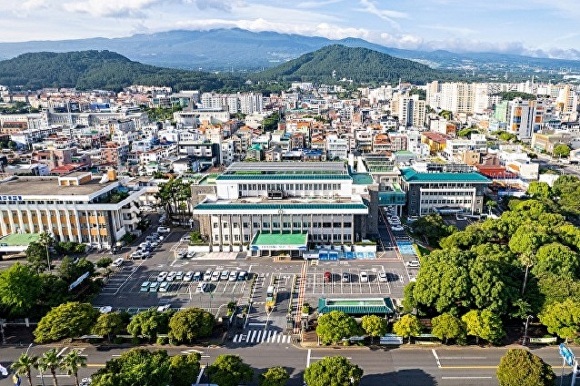 

<figure>” /><figcaption>
<figure></figcaption></figure>
<p>緊急輸送団は500台規模で構成され、タクシー1回運行当たり最大1万200ウォン（約1,099円）が支援される。この輸送団は制度的に気象悪化時に義務出動するよう定められた。</p>
<p>済州道は4日から20日まで、道内の個人・一般タクシー運転手を対象に奉仕団員500名を先着順で募集する。</p>
<p>先月2月8日、済州空港では大雪により航空便が多数欠航し、多くの滞留客が空港の待合室に足止めされる混乱が借金じた。当時、済州道は貸切バスを緊急投入しタクシー運行を促すなど、利用可能な手段を総動員したが、悪化した道路事情により困難に直面した。</p>
<p>奉仕団の出動は済州地方航空庁が空港の緊急対応「注意」段階以上を発令し、午後9時を過ぎた時点から開始される。済州地方航空庁は、空港庁舎内に深夜滞留客が発生したり、欠航予約人数が3000名以上となった場合に「注意」段階を発令する。</p>
<p>済州道がオープンチャットルーム・SMSなどの緊急連絡体制を通じて出動を要請すると、輸送団は1時間以内に空港タクシー乗降場に到着しなければならない。</p>
<p>参加タクシー運転手には1回運行当たり8000ウォン（約862円）、深夜（午後9時以降）運行支援金2200ウォン（約237円）を加え、1回当たり最大1万200ウォン（約1,099円）が支払われる。必要な資金は既存の空港深夜時間運行タクシー補償支援金4億ウォン（約4,309万6,000円）を活用し、不足分は追加補正予算で確保する方針だ。</p>
<p>ただし出動要請時には最低1回以上空港に進入する必要があり、連続3回未履行の場合は奉仕団から除外される。冬季のスノータイヤ・チェーンなどの冬季装備の備えも必須だ。</p>
<p>募集は所属（個人・一般）タクシー運送事業組合への訪問で受け付ける。3月25日に最終選定を経て、4月1日から2029年3月31日までの3年間運営される。</p>
</div>
		</article>
		<!-- 기사뷰 뉴스 하단 AD -->
		<article class=
