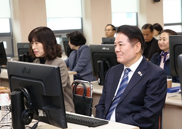 

<figure>” /><figcaption>
<figure></figcaption></figure>
<p>【アイニュース24 イ・サンワン記者】京畿道安養市が人工知能（AI）を基盤とするスマート行政の本格推進に乗り出す。</p>
<p>市は23日、生成型人工知能（AI）プラットフォームのサブスクリプション導入と全職員の能力強化研修を通じて、AI基盤のスマート行政革新を推進すると発表した。</p>
<p>市が導入する「安養AI業務秘書」は、ChatGPT、Gemini、Claudeなどの主要な生成型AIモデルを単一プラットフォームで統合的に利用できるスマート業務支援サービスだ。</p>
<p>実務での活用度を高めるため、3月19日から4月30日までの間に全職員を対象とした実習中心の研修を計13回実施する。</p>
<p>主な研修内容は、生成型AIプラットフォームの主要機能と行政での活用法、効果的なプロンプト作成法、画像生成ツールを活用した市政広報物の制作、Excelデータの自動分析とAIを活用した報告書作成、データセキュリティや個人情報保護の留意点など、実務に直ちに適用できる項目で構成されている。</p>
<p>単にAIツールを導入するだけで終わらせず、公的領域で生じ得るセキュリティ上の問題を事前に防ぎ、安全かつ倫理的なAI利用の文化を定着させることに注力する方針だ。</p>
<p>これにより報告書作成時間を短縮し、データに基づくカスタマイズされた対市民サービスを強化するなど、実質的なスマートワーク環境の整備が期待される。</p>
<p>市の関係者は、公務員一人ひとりのAI活用能力が行政サービスの質に直結するとして、実務密着型の研修を継続し、より迅速で正確な個別対応の行政サービスを提供すると述べた。</p>
</div>
		</article>
		<!-- 기사뷰 뉴스 하단 AD -->
		<article class=