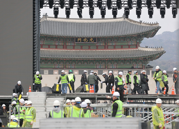 &nbsp;  Crew prepare the stage at Gwanghwamun Plaza in Seoul ahead of BTS’s March 18 performance. March 18, 2026. [Photo: Yonhap News]