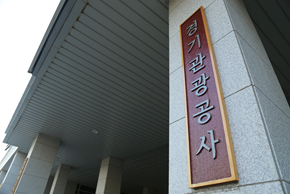 

<figure>” /><figcaption>
<figure></figcaption></figure>
<p>[아이뉴스24 김정수 記者] 京畿道と京畿観光公社は24日、「京畿ローカル観光コンテンツ発掘及び支援事業」の公募を通じ、最終的に6件の優秀コンテンツを選定した。</p>
<p>今回の公募は、地域固有の観光資源とストーリーを活用するローカル観光コンテンツを発掘し、実際の観光商品へ結びつけて地域経済の活性化と観光消費の拡大を図ることを目的に実施された。</p>
<p>公募には計26件のコンテンツが応募され、書面・対面評価、現地評価を経てコンテンツの完成度、地域性、事業性、持続可能性などを総合的に評価して選定した。</p>
<p>選定されたコンテンツは五十音順で、△光明の「光明深度（深度）：洞窟の奥で地域の価値を掘り出す」△東豆川の「東豆川自然休養林拠点ローカル成果蓄積・拡散型観光モデル構築」△驪州の「驪州・江天島（강천섬）スローランド造成」△楊州の「郊外線アート・プロット（Art-Plot）」△坡州の「Re:DMZ[Regeneration&Relax] 禁じられた土地で咲く癒しと共生、坡州生態ウェルネス大転換」△ハナムの「HanaBarnプロジェクト：ハナム・木の孤児院に基づく関係性ヒーリング観光」――の6件である。</p>
<p>6件の選定コンテンツは、地域固有の資源に基づく差別化された内容を通じてローカル観光ブランドへと発展する可能性が高いと評価された。</p>
<p>今後は事業調整を経て事業費の支援を行い、広報コンテンツ制作、観光商品化支援、モニタリングや成果点検などを通じて、実際の観光客誘致と地域観光の活性化につながるよう段階的に推進する予定である。</p>
<p>京畿道関係者は、地域の魅力的な観光コンテンツを発掘し競争力を強化することに重点を置いており、選定されたコンテンツが地域を代表する観光資源として定着するよう積極的に支援すると述べた。</p>
</div>
		</article>
		<!-- 기사뷰 뉴스 하단 AD -->
		<article class=
