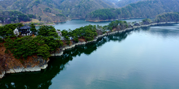 

<figure>” /><figcaption>
<figure></figcaption></figure>
<p>日帰り旅行は観光地2カ所以上の訪問と地域の飲食店での1食以上の利用が条件だ。1泊2日旅行は観光地4カ所以上の訪問と3食以上の食事、宿泊施設の利用が条件だ。</p>
<p>主要訪問地はドゥンジュボンから望む韓半島の地形、ブソダマク、チャンゲ観光地などだ。オクチョンの代表的な祭り期間は祭り会場の訪問が必須コースになる。</p>
<p>昨年の郷愁テーマ旅行は32回実施され、1012人の観光客が訪れ、オクチョンの観光活性化に寄与した。</p>
</div>
		</article>
		<!-- 기사뷰 뉴스 하단 AD -->
		<article class=