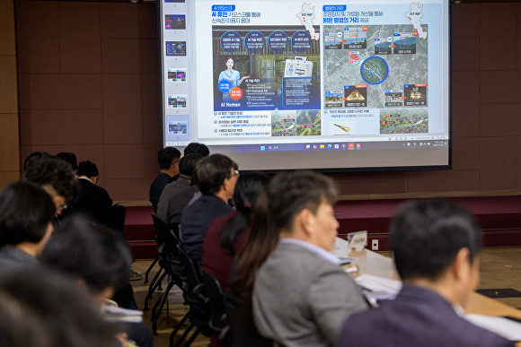 

<figure>” /><figcaption>
<figure></figcaption></figure>
<p>主な内容は、グリーンシティタワーのメディアファサード改善、左九山（チャグサン）天体投影室の改善、スマート夜間散策路の整備などで、夜間観光コンテンツの拡充に重点を置いている。</p>
<p>観光客が快適に休める「スマートシェルター」と、利用者に合わせた情報を提供する「AI（人工知能）キオスク」を主要拠点に配置し、利便性の高い旅行環境を整備する計画だ。</p>
<p>ユーザーポータルと管理者システムを統合したスマート観光プラットフォームを構築し、リアルタイムで観光情報を提供するとともに、蓄積されたデータを観光政策に活用するデータ駆動型の観光行政体制を整える。</p>
<p>イ・ジェヨン証平郡長は「スマート技術で観光客の満足度を高め、地域経済に活力を吹き込み、証平を全国的な観光名所にアップグレードする」と述べた。</p>
</div>
		</article>
		<!-- 기사뷰 뉴스 하단 AD -->
		<article class=