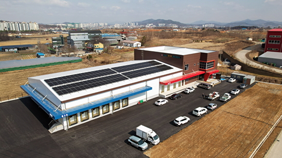 

<figure>” /><figcaption>
<figure></figcaption></figure>
<p>【아이뉴스24 임정규 記者】 京畿道安城市が、地域の食の企画・生産、物流・流通、政策機能を一体的に担う「먹거리희망공급소」を開設し、試験運用を開始した。</p>
<p>23日、市によれば、서운면 신능길 78に位置する「먹거리희망공급소」は市が直営するローカルフード専門の流通施設だ。</p>
<p>延床面積2413㎡、2階建てのこの施設は最新の低温流通システムを備え、農産物の選別・包装段階で鮮度を保ちながら、流通コストを大幅に削減できるよう設計されている。</p>
<p>市は運営効率を高めるため、約300戸の農家を組織化した。</p>
<p>特に中小規模農家や高齢農家、女性農家など販路確保が困難な農家の農産物を優先的に取り扱い、農家の安定した収入確保を支援する方針だ。</p>
<p>既存の高齢者向けパッケージ事業を充実させ、管内の高等学校に新鮮で安全な食材を供給するなど、公的給食体制を拡大する計画だ。</p>
<p>また、光明市など近隣自治体との都市・農村の共生協力を通じて管外販路を積極的に拡大しており、今後SKハイニックスの半導体クラスター竣工時には大規模な企業給食に安城市（안성）のローカルフードを供給するウィンウィン戦略も想定している。</p>
<p>市関係者は「먹거리희망공급소は高齢者の食卓から子どもの学校給食、さらに将来の先端産業現場に至るまで安城の食をつなぐ架け橋になる」と述べ、試験運用期間中に運営を固め、農家の所得安定と市民の食の基本権保障に向けてあらゆる行政力を集中すると語った。</p>
</div>
		</article>
		<!-- 기사뷰 뉴스 하단 AD -->
		<article class=
