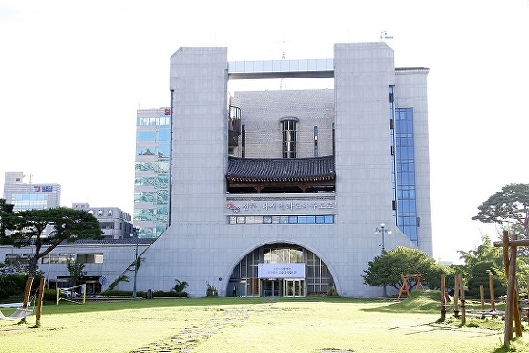 

<figure>” /><figcaption>
<figure></figcaption></figure>
<p>これは前年に比べて24.2ポイント上昇し、全州が単なる日帰りコースではなく「宿泊して楽しむ旅行地」としての地位を確立したことを示す。</p>
<p>宿泊観光客の増加は波及効果を生み、地域経済にも好影響を与えている。</p>
<p>実際、外国人観光客の平均滞在期間は2.69日（前年より0.99日増）で、外国人1人当たりの総支出額は前年の15万482ウォン（約1万5,926円）から85％増の27万8659ウォン（約2万9,490円）を記録した。</p>
<p>旅行形態はパッケージより個人旅行（77.1％）が主体で、再訪率も16.7％に上昇し「再訪したい都市」へと向かっていることが確認された。</p>
<p>これは韓国国内在住の外国人の口コミと高い満足度が反映された結果と解釈される。</p>
<p>外国人が全州を訪れる主な理由は「歴史・文化遺跡の体験（77.1％）」であり、慶基殿（55.3％）や南部市場（37.9％）が依然として人気を保つ一方、近年は全州川（21％）や国立全州博物館（20.2％）の訪問率が目に見えて上昇し、観光ルートが拡大している。</p>
<p>全州観光の総合満足度は5点満点で4.62点と高く、特に治安（4.77点）と飲食（4.54点）で高評価だった。一方、言語コミュニケーション（4.11点）と公共交通（4.22点）は今後改善が必要な課題と分析されている。</p>
<p>ノ・ウンヨン全州市文化体育観光局長は、今回の調査結果を滞在型観光都市を目指す全州市にとってポジティブな指標だとし、調査結果を基にグローバル観光インフラを高度化して、世界に愛される観光都市・全州をつくると語った。</p>
</div>
		</article>
		<!-- 기사뷰 뉴스 하단 AD -->
		<article class=