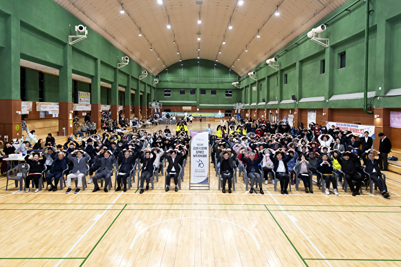

<figure>” /><figcaption>
<figure></figcaption></figure>
<p>【아이뉴스24 イ・サンワン記者】京畿道金浦市によると、金浦障害者体育会が主催した「第20回金浦市長杯障害者ボッチャ大会」が3月26日に盛況のうちに終了したと発表した。</p>
<p>金浦障害者体育会の会長であるキム・ビョンス市長をはじめ、内外の来賓、参加選手団およびボランティアら約400人が参加した。金浦多目的体育館で行われた競技は、個人戦と2人戦に加え、障害のない選手1人を含む交流戦である3人戦として実施された。</p>
<p>特に20周年記念行事として、障害者と非障害者がともに交流する意義深い場面が見られた点が大きな意味を持った。選手たちは熱い競争を繰り広げる一方で温かい激励の言葉を交わし、交流と理解を深めた。</p>
<p>キム・ビョンス市長は「大会を通じて障害者スポーツの裾野がさらに広がっていることを実感した。市は今後も共生社会の実現に向け、障害者スポーツへの継続的な支援と関心を惜しまない」と強調した。</p>
<p>ボッチャは重度の障害者も参加可能なスポーツで、精密な手の動きと集中力で標的球に自分の球をいかに近づけるかで勝敗を決める種目だ。</p>
</div>
		</article>
		<!-- 기사뷰 뉴스 하단 AD -->
		<article class=