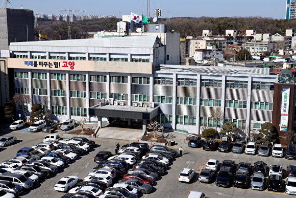 

<figure>” /><figcaption>
<figure></figcaption></figure>
<p>【アイニュース24 キム・ジェファン記者】 京畿道高陽市は、高陽特例市議会が2026年の第1回追加補正予算審議で都市計画委員会の運営予算3300万ウォン（約350万2,950円）を全額削減したため、都市計画手続き全般が停止の危機にあると発表した。</p>
<p>市議会は、民間委員の手当3000万ウォン（約318万4,500円）、運営費300万ウォン（約31万8,450円）など、4月から12月までの残り9か月分の運営費を削減した。</p>
<p>すでに今年の本予算でも、都市計画委員会の運営予算は3か月分しか計上されていなかった。</p>
<p>年間予算を削減したうえで、不足分の残り9か月分まで全額削減したため、委員会は4月から事実上運営不能になった。</p>
<p>都市計画委員会は法令で定められた必須の行政手続きだ。</p>
<p>委員会が開かれなければ、法定計画の審議や開発行為許可は進まない。</p>
<p>現在、審議を控える事業は20件に達している。△2030高陽都市管理計画の再整備、△一山新都市特別整備計画などの法定計画から、国防大学の戦後不動産都市開発事業などの国策事業、△京畿高陽放送映像バレー、△豊洞2地区、△元堂7地区などの市の施策事業まで、すべてが止まる。</p>
<p>また、老人・幼児施設や倉庫など市民生活に直結する開発行為許可も中断される。</p>
<p>イ・ドンファン高陽市長は、残りの9か月分の運営予算を全額削減したことは都市計画委員会の運営を止める措置だと批判し、「3300万ウォン（約350万2,950円）で高陽の都市計画の芽を摘んだ」と述べた。</p>
<p>市長は続けて、この予算は選択ではなく必須だとして、市議会にワンポイントの追加補正予算編成を正式に要請すると表明した。</p>
</div>
		</article>
		<!-- 기사뷰 뉴스 하단 AD -->
		<article class=