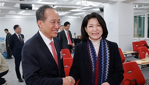 &nbsp;  Rep. Chu Kyung-ho and former KCC chair Lee Jin-suk shake hands before the People Power Party’s Daegu branch candidate interviews [Photo=Yonhap News]