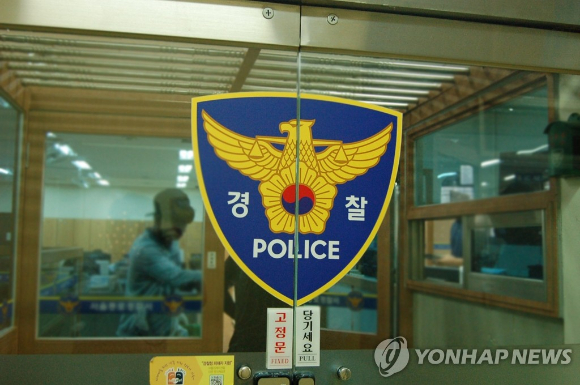 

<figure>” /><figcaption>
<figure></figcaption></figure>
<p>江原道華川警察署は30日、業務上横領容疑でA（58）容疑者を検察に送致したと明らかにした。</p>
<p>2024年2月に華川郡の公設葬儀場で経理として採用されたAは、昨年5月に会社の資金6000万ウォン（約637万8,000円）を私人口座に流用し、同年8月にはさらに4500万ウォン（約478万3,500円）を横領した容疑を受けている。</p>
<p>先に華川郡庁の独自監査で、法人口座にあった資金がAの私人口座に流れている事実が確認され、同庁はAを警察に告発した。</p>
<p>Aは警察に対し、個人的な借金を返済するために犯行に及んだと供述している。</p>
</div>
		</article>
		<!-- 기사뷰 뉴스 하단 AD -->
		<article class=