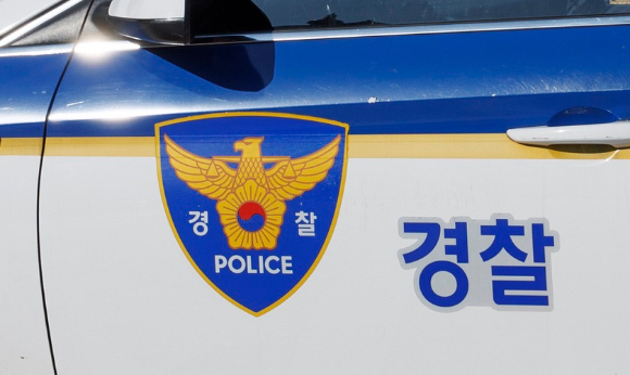 

<figure>” /><figcaption>
<figure></figcaption></figure>
<p>22日、ソウル麻浦警察署は、傷害容疑で20代の駐韓米軍A氏を立件したと発表した。</p>
<p>A氏は前日午前3時ごろ、弘大のクラブで韓国人男性の顔面などを暴行した疑いで現行犯逮捕された。</p>
<p>当時、被害者はA氏の一行と肩がぶつかって口論になり、その後A氏に複数回暴行され、鼻骨を骨折したという。</p>
<p>警察は駐韓米軍地位協定(SOFA)に基づき、A氏の身柄を米軍憲兵隊に引き渡した。今後、詳細な経緯を確認した上で事件処理の方針を決める予定だ。</p>
</div>
		</article>
		<!-- 기사뷰 뉴스 하단 AD -->
		<article class=
